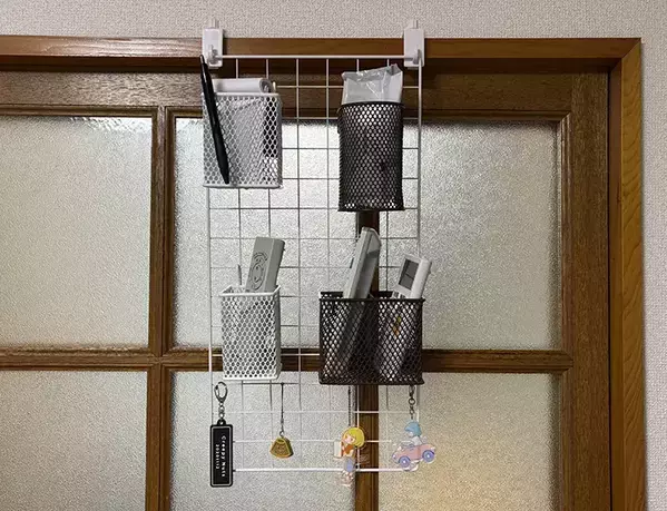 引き違い戸の『使わないほう』は、ワイヤーネットで生かす！　100均アイテムで収納スペース誕生