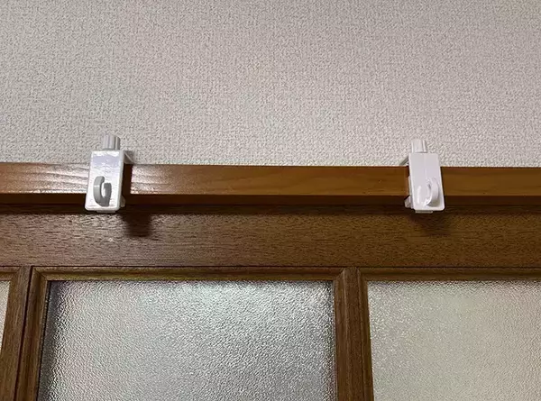 引き違い戸の『使わないほう』は、ワイヤーネットで生かす！　100均アイテムで収納スペース誕生