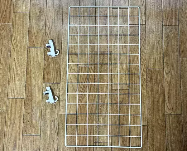 引き違い戸の『使わないほう』は、ワイヤーネットで生かす！　100均アイテムで収納スペース誕生
