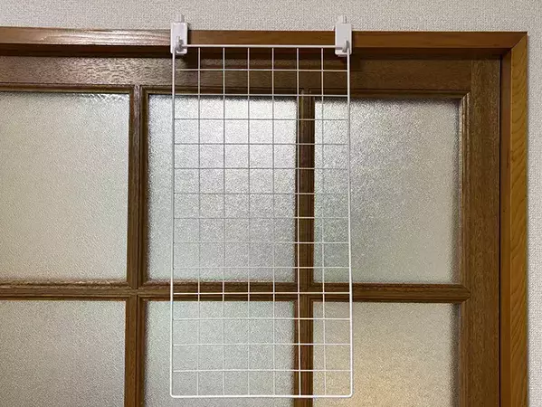 引き違い戸の『使わないほう』は、ワイヤーネットで生かす！　100均アイテムで収納スペース誕生