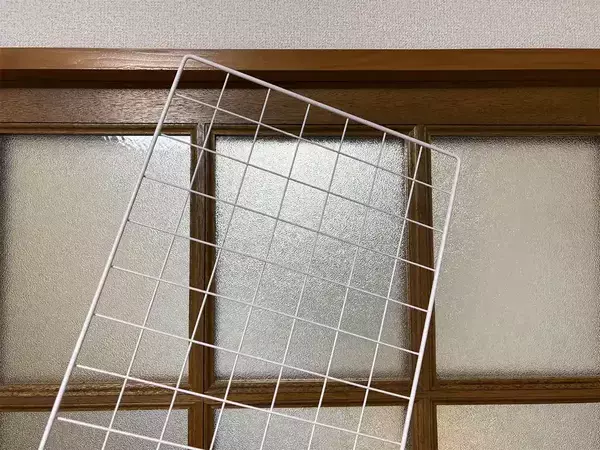 引き違い戸の『使わないほう』は、ワイヤーネットで生かす！　100均アイテムで収納スペース誕生