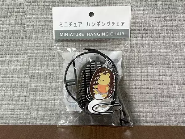 セリアの『ミニチュア ハンギングチェア』をデスクに置くと？　輪ゴムをかわいく収納！【活用法3選】