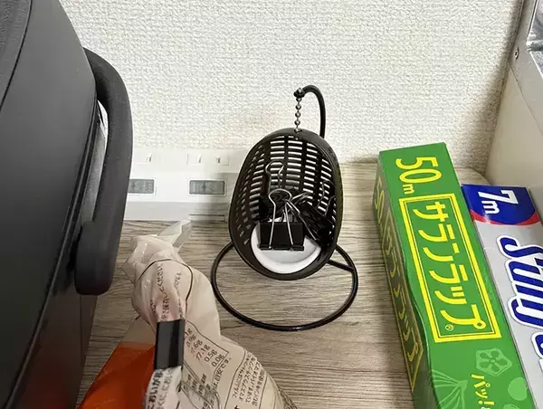 セリアの『ミニチュア ハンギングチェア』をデスクに置くと？　輪ゴムをかわいく収納！【活用法3選】