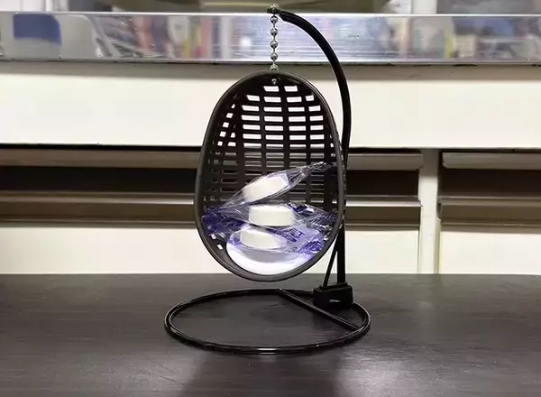 セリアの『ミニチュア ハンギングチェア』をデスクに置くと？　輪ゴムをかわいく収納！【活用法3選】