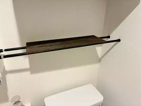 100均の『木板』を便器そばに置くと便利！　トイレの雰囲気も変わる『1分収納術』