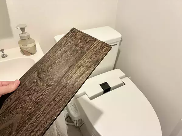 100均の『木板』を便器そばに置くと便利！　トイレの雰囲気も変わる『1分収納術』