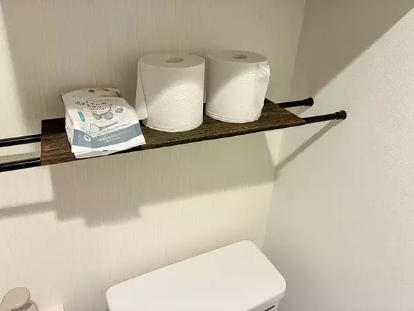 100均の『木板』を便器そばに置くと便利！　トイレの雰囲気も変わる『1分収納術』
