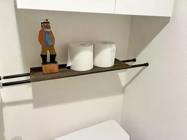 100均の『木板』を便器そばに置くと便利！　トイレの雰囲気も変わる『1分収納術』