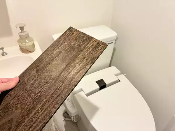 100均の『木板』を便器そばに置くと便利！　トイレの雰囲気も変わる『1分収納術』