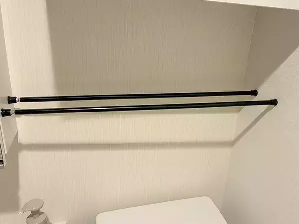 100均の『木板』を便器そばに置くと便利！　トイレの雰囲気も変わる『1分収納術』