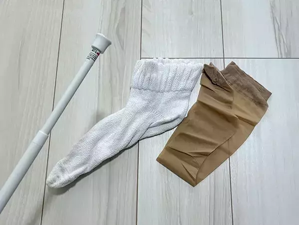 秋のエアコン掃除に『捨てる靴下』が活躍！　つっぱり棒を生かす簡単活用法が便利