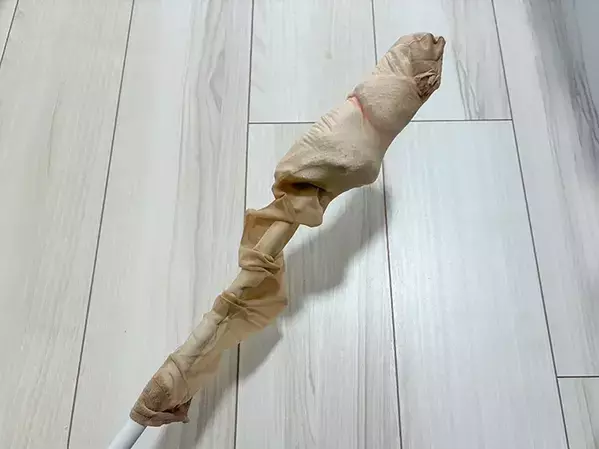 秋のエアコン掃除に『捨てる靴下』が活躍！　つっぱり棒を生かす簡単活用法が便利