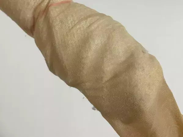 秋のエアコン掃除に『捨てる靴下』が活躍！　つっぱり棒を生かす簡単活用法が便利