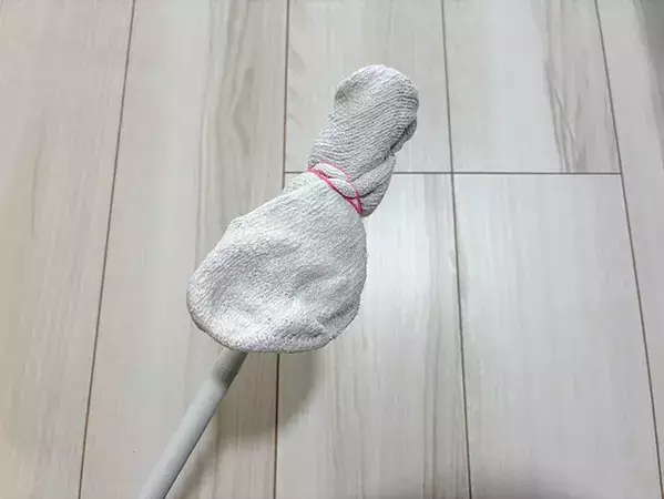 秋のエアコン掃除に『捨てる靴下』が活躍！　つっぱり棒を生かす簡単活用法が便利