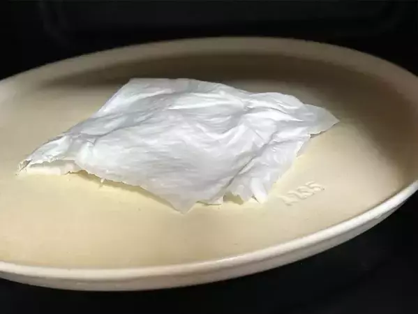 電子レンジの汚れは、100均の『アルカリ電解水』をチンして拭くのがラクだった