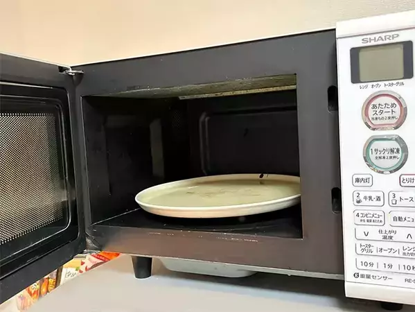 電子レンジの汚れは、100均の『アルカリ電解水』をチンして拭くのがラクだった