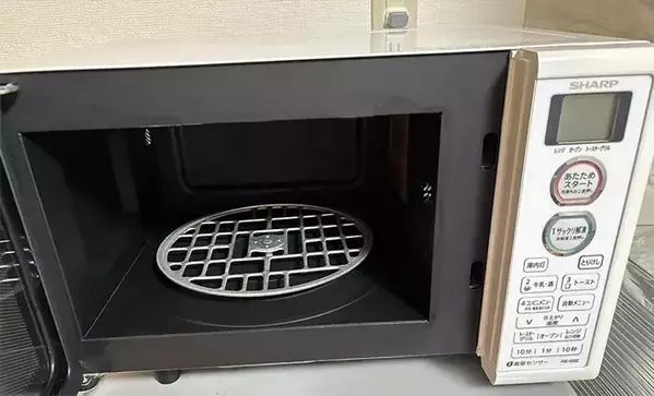 電子レンジの汚れは、100均の『アルカリ電解水』をチンして拭くのがラクだった