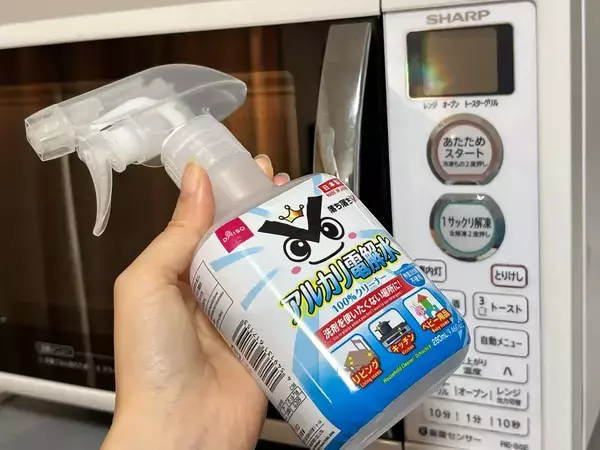 電子レンジの汚れは、100均の『アルカリ電解水』をチンして拭くのがラクだった