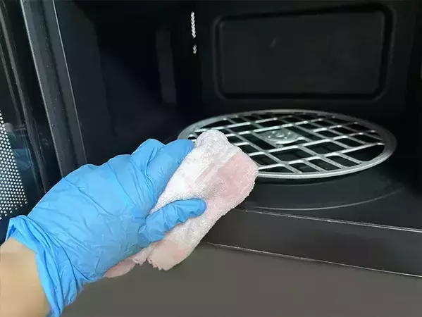 電子レンジの汚れは、100均の『アルカリ電解水』をチンして拭くのがラクだった