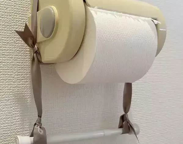 『18cmのつっぱり棒』がトイレで大活躍　1本でできる簡単DIYが快適！【活用法4選】
