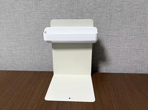 100均の『タオルバー』をブックエンドにくっ付けると？　できたものが、玄関やキッチンで活躍