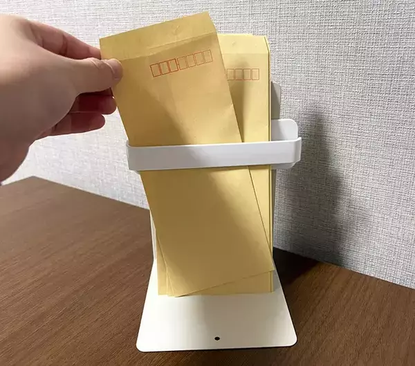 100均の『タオルバー』をブックエンドにくっ付けると？　できたものが、玄関やキッチンで活躍