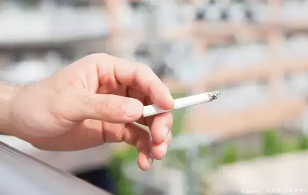 ベランダでタバコを吸う隣人、直接注意するよりも？　迷惑に感じた時の第一歩
