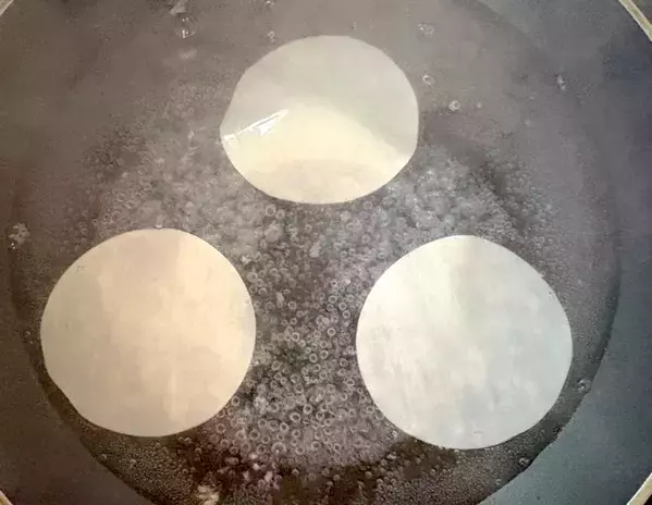 余った餃子の皮をゆでて… 5分で作れる『おやつ』が「モチモチでおいしい！」