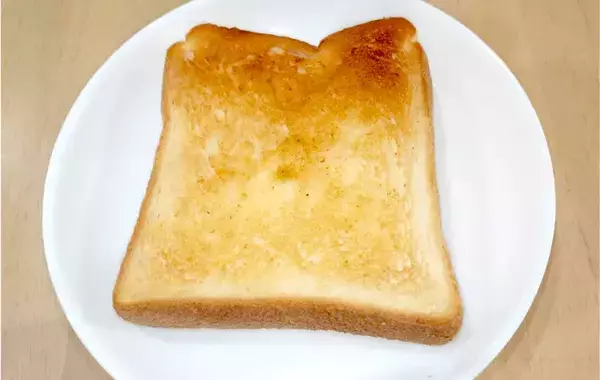 バター醤油が香ばしい！トーストにちぎってのせたのは？「ご飯より合う」