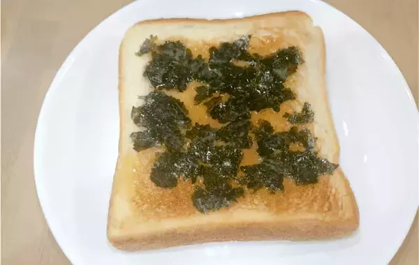 バター醤油が香ばしい！トーストにちぎってのせたのは？「ご飯より合う」