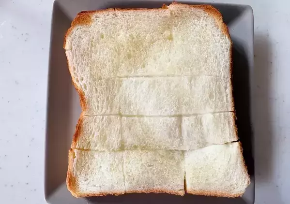 食パンに切り込みを入れて… 完成した一皿が朝食にピッタリ「フレンチトーストより簡単」