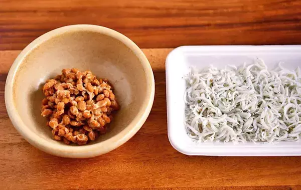 納豆に『大さじ1杯』入れてみて！　旨味と栄養がアップして「ご飯がすすむ」【管理栄養士のレシピ3選】