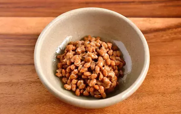 納豆に『大さじ1杯』入れてみて！　旨味と栄養がアップして「ご飯がすすむ」【管理栄養士のレシピ3選】