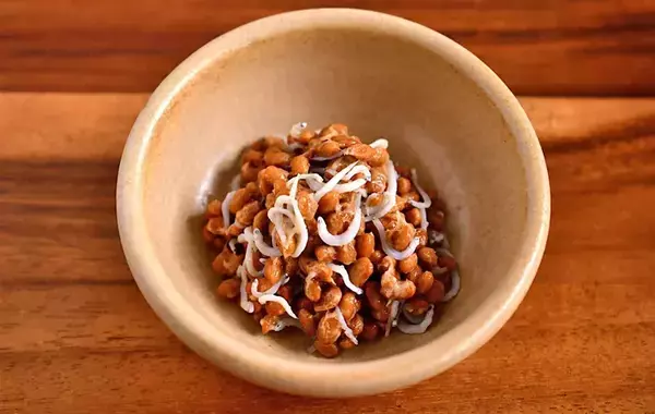 納豆に『大さじ1杯』入れてみて！　旨味と栄養がアップして「ご飯がすすむ」【管理栄養士のレシピ3選】