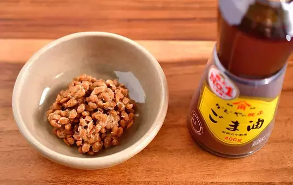 納豆に『大さじ1杯』入れてみて！　旨味と栄養がアップして「ご飯がすすむ」【管理栄養士のレシピ3選】