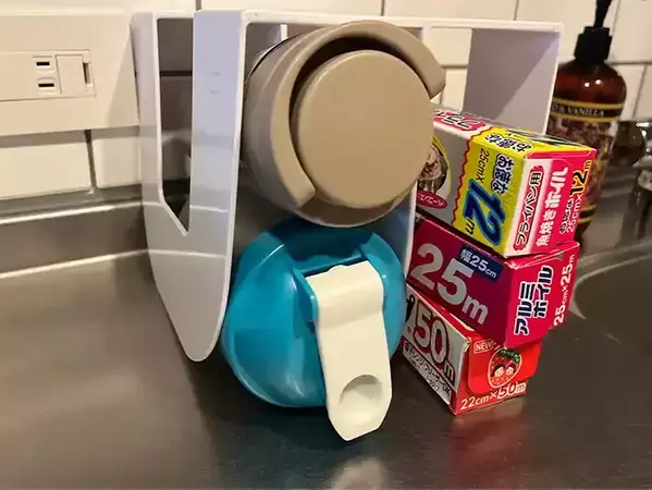 『ダイソー』のブックスタンド、キッチンで使ったら？　小物の収納に便利だった