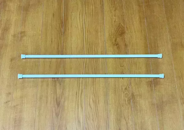 『トイレのドア上』につっぱり棒を設置するのが賢い　収納スペースが倍増するテク