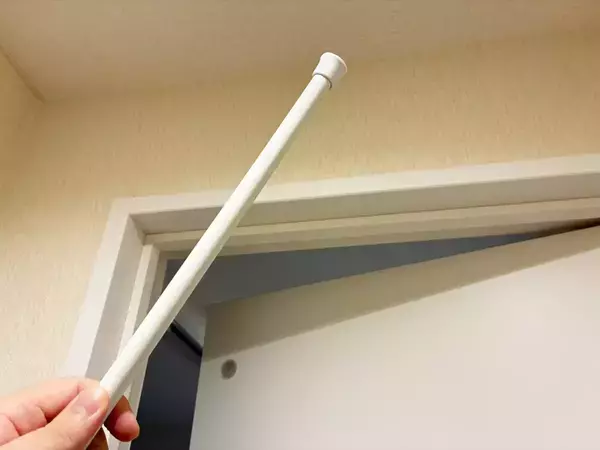 『トイレのドア上』につっぱり棒を設置するのが賢い　収納スペースが倍増するテク