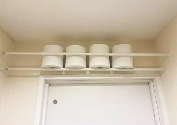 『トイレのドア上』につっぱり棒を設置するのが賢い　収納スペースが倍増するテク