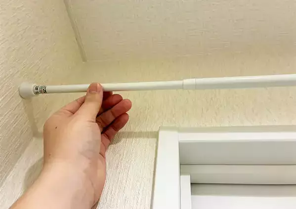 『トイレのドア上』につっぱり棒を設置するのが賢い　収納スペースが倍増するテク