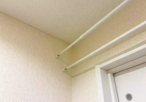 『トイレのドア上』につっぱり棒を設置するのが賢い　収納スペースが倍増するテク