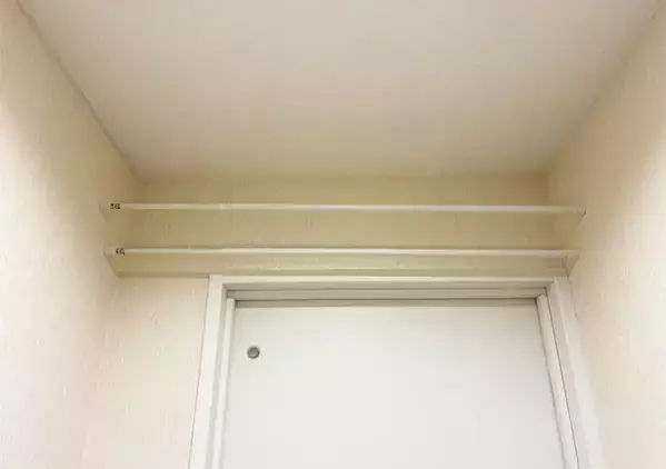 『トイレのドア上』につっぱり棒を設置するのが賢い　収納スペースが倍増するテク