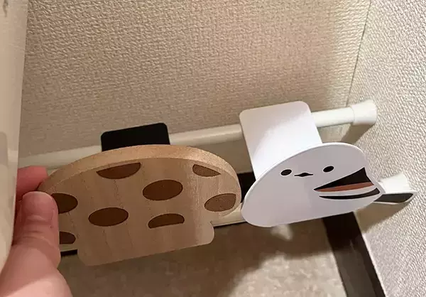 トイレに『シマエナガ柄のブックスタンド』を置くと？　トイレットペーパーを可愛く収納できた
