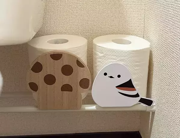 トイレに『シマエナガ柄のブックスタンド』を置くと？　トイレットペーパーを可愛く収納できた