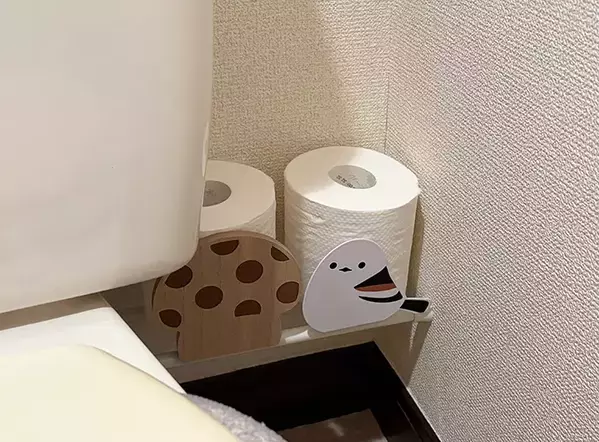トイレに『シマエナガ柄のブックスタンド』を置くと？　トイレットペーパーを可愛く収納できた