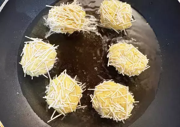 サツマイモに『そうめん』をまぶしてみて　ザクザク食感のおやつに「もっと食べたい！」
