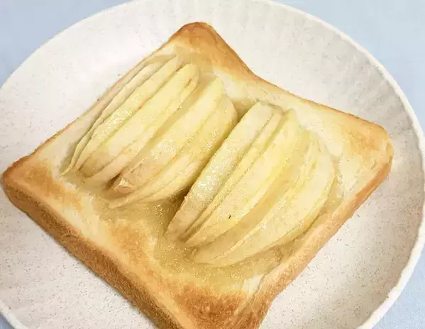 薄切りリンゴを『ミルフィーユ状』に重ねて　食パンにのせて焼いたら「旨味がじゅわっと広がる」