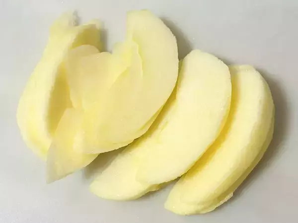 薄切りリンゴを『ミルフィーユ状』に重ねて　食パンにのせて焼いたら「旨味がじゅわっと広がる」