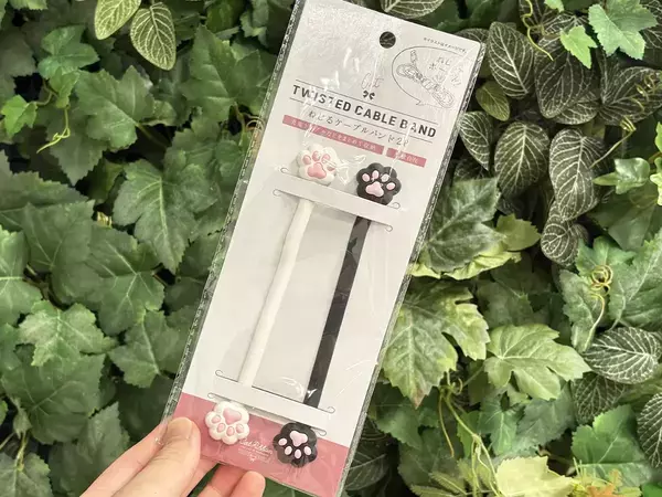 セリアの『ケーブルバンド』を食パンの袋に巻くと癒やされる！　猫好きにはたまらない便利アイテム