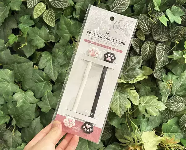 セリアの『ケーブルバンド』を食パンの袋に巻くと癒やされる！　猫好きにはたまらない便利アイテム